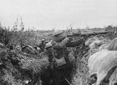 Mitragliere Lewis sulla linea di tiro di una trincea, 1916-18 da English Photographer